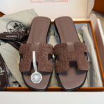 MAUVE TAUPE