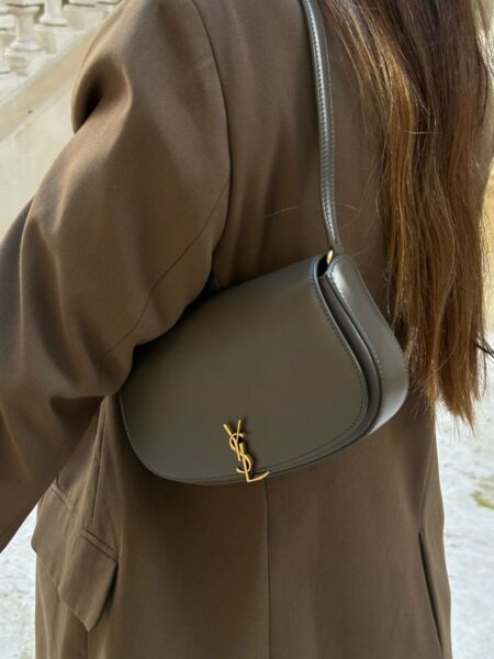 [생로랑] 페이턴트 가죽 소재의 미니 볼테르 779642AAD173446