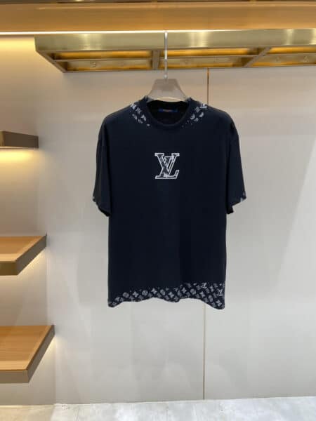 [루이비통] LV 로고 모노그램 트림 반팔 티셔츠 (2 COLORS)