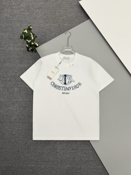 [디올] 크리스찬 디올 에스티 1917 그래픽 티셔츠 (2 COLORS)