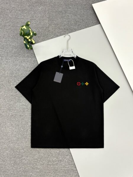 [루이비통] 미니 모노그램 플라워 자수 백 레터링 티셔츠 (2 COLORS)