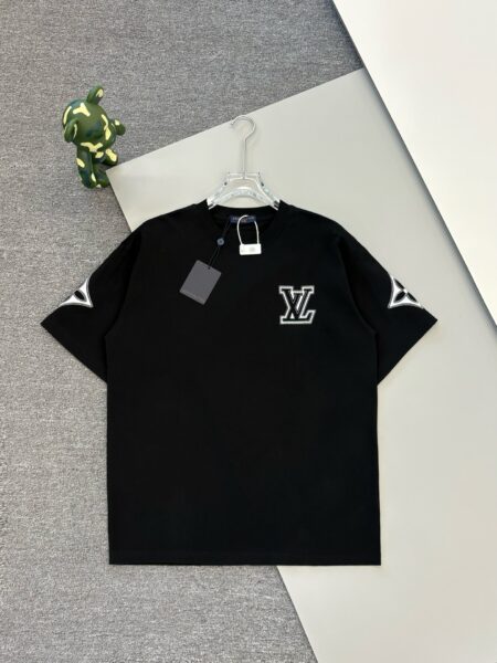 [루이비통] LV 이니셜 모노그램 패치 티셔츠 (2 COLORS)