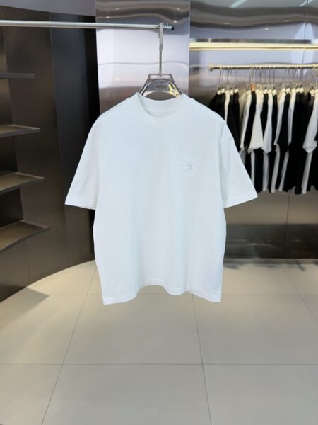 [크롬하츠] 엠보싱 자수 홀스슈 크로스 참 티셔츠 (2 COLORS)