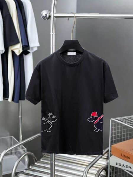 [톰브라운] 헥터 도그 자수 화이트 반팔 티셔츠 (2 COLORS)