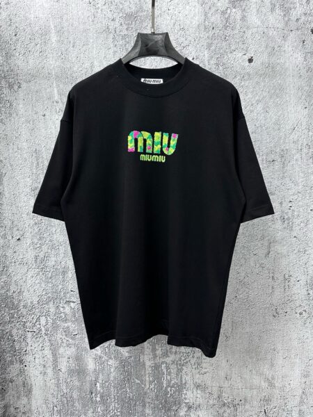 [미우미우] 카모 플라워 자수 프린트 티셔츠 (2 COLORS)