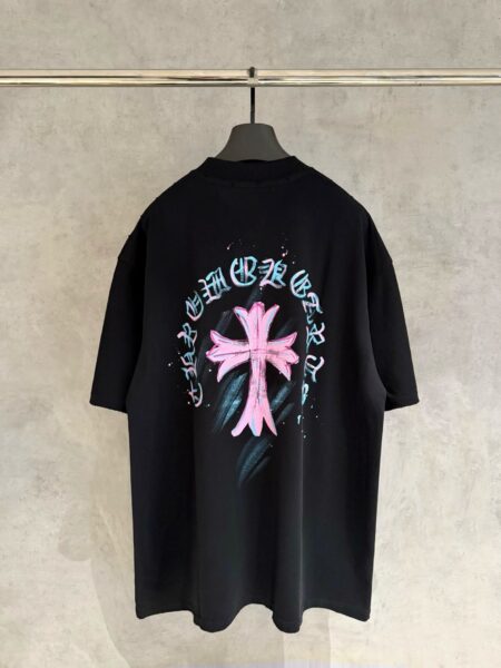 [크롬하츠] 핑크 크로스 백 프린트 반팔 티셔츠 (2 COLORS)