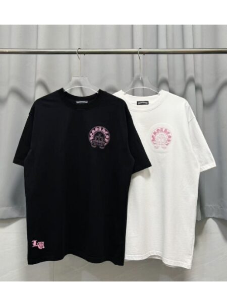 [크롬하츠] 핑크 호스슈 자수 로고 반팔 티셔츠 (2 COLORS)