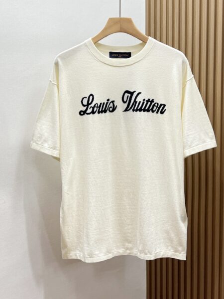 [루이비통] 스크립트 로고 부클 자수 니트 티셔츠 (2 COLORS)