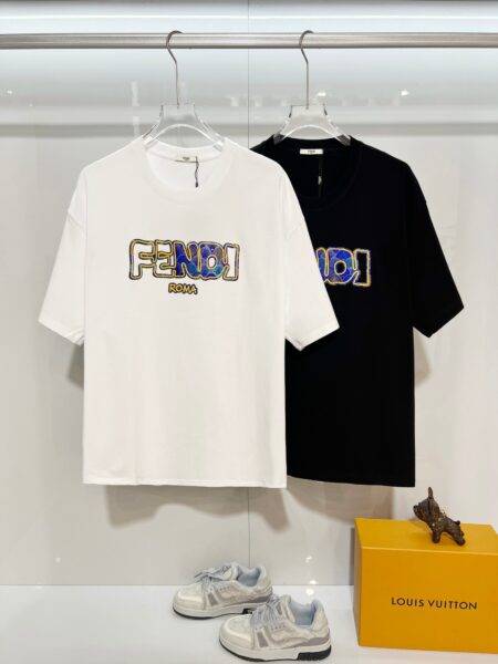 [펜디] 로마 코믹스 로고 자수 티셔츠  (2 COLORS)