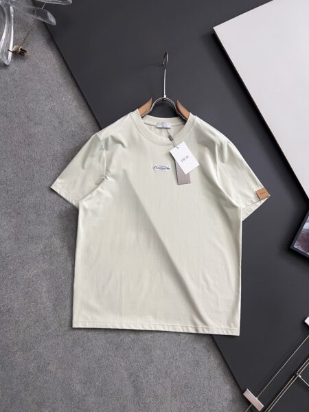 [디올] 크리스찬 디올 레트로 패치 로고 레더 탭 반팔 티셔츠 (4 COLORS)