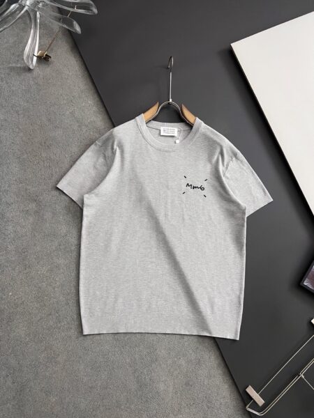 [메종마르지엘라] MM6 자수 로고 라운드 니트 반팔 티셔츠 (4 COLORS)
