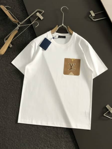 [루이비통] 모노그램 레더 패치 LV 로고 반팔 티셔츠 (2 COLORS)
