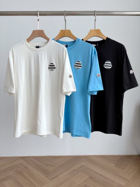 [몽클레어] 스트라이프 로고 와펜 반팔 티셔츠 (3 COLORS)