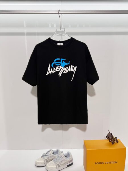 [발렌시아가] 그래피티 로고 프린트 반팔 티셔츠 (2 COLORS)