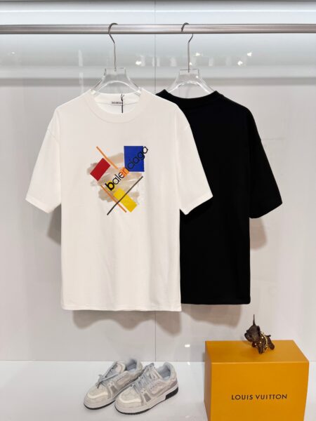 [발렌시아가] 그래픽 로고 반팔 티셔츠 (2 COLORS)
