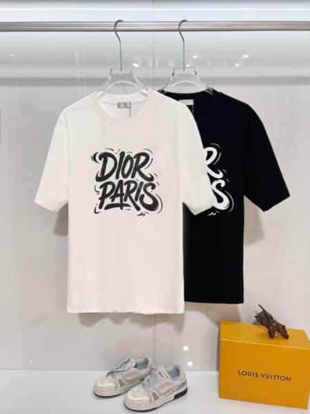 [디올] 파리 그래피티 프린트 반팔 티셔츠 (2 COLORS)