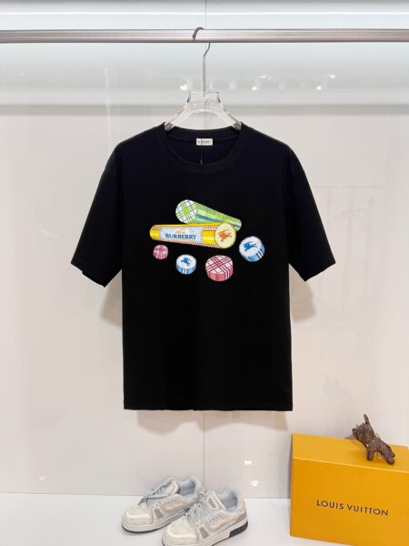 [버버리] 캔디 락 그래픽 프린트 반팔 티셔츠 (2 COLORS)