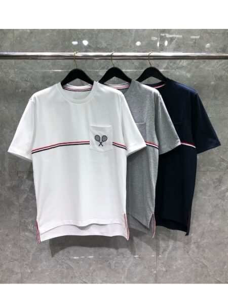 [톰브라운] 테니스 라켓 RWB 스트라이프 포켓 반팔 티셔츠 (3 COLORS)
