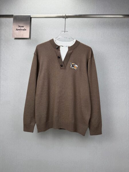 [버버리] 페이크 칼라 자수 와펜 라운드넥 긴팔 니트 스웨터 (3 COLORS)