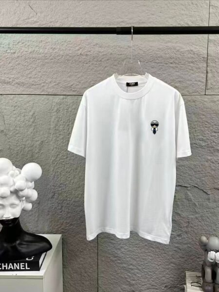 [펜디] 카를 라거펠트 자수 반팔 티셔츠 (2 COLORS)