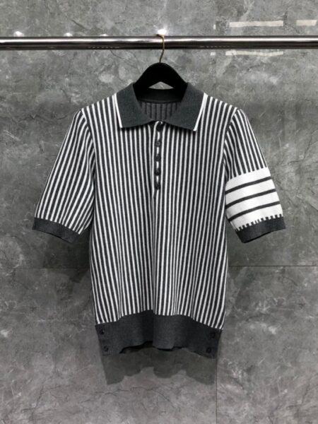 [톰브라운] 버티컬 스트라이프 폴로 셔츠 (2 COLORS)