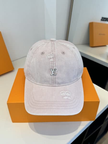 [루이비통] 워시드 메탈 LV 로고 데님 볼캡 (3 COLORS)